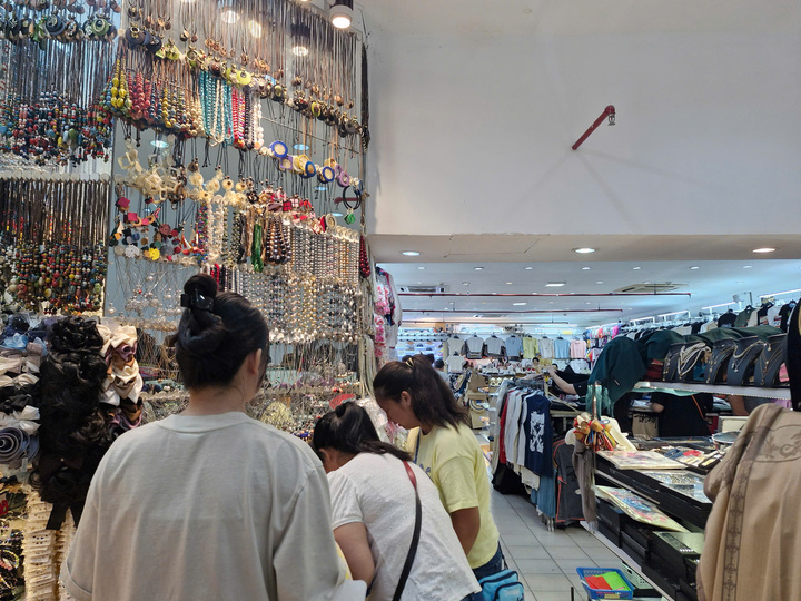 Cơ quan chức năng truy quét hàng giả đến đâu, cửa hàng dừng bán đến đó- Ảnh 5.