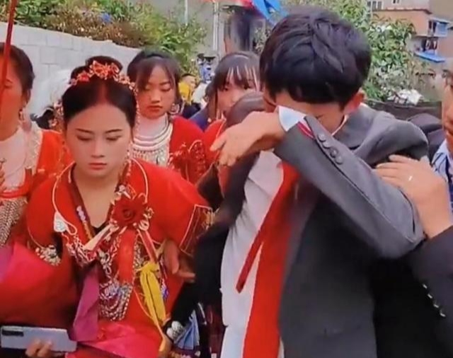 Chú rể bật khóc nức nở trong đám cưới, lý do gây bất ngờ- Ảnh 1.