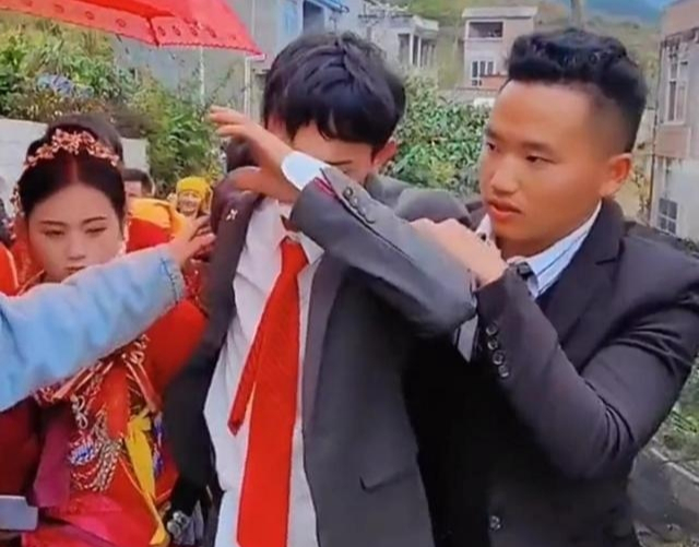 Chú rể bật khóc nức nở trong đám cưới, lý do gây bất ngờ- Ảnh 2.