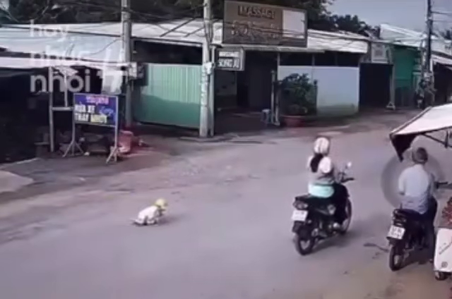 Phẫn nộ cảnh mẹ bỏ con 18 tháng tuổi giữa đường đông xe cộ- Ảnh 2.