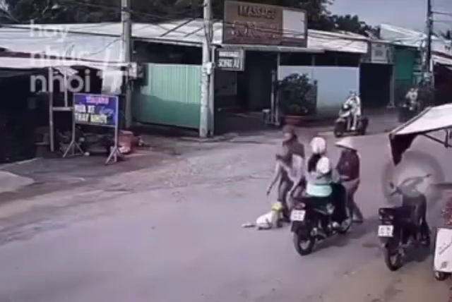 Phẫn nộ cảnh mẹ bỏ con 18 tháng tuổi giữa đường đông xe cộ- Ảnh 3.