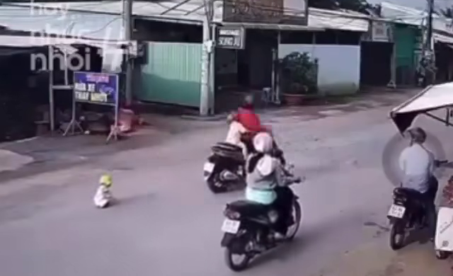 Phẫn nộ cảnh mẹ bỏ con 18 tháng tuổi giữa đường đông xe cộ- Ảnh 1.