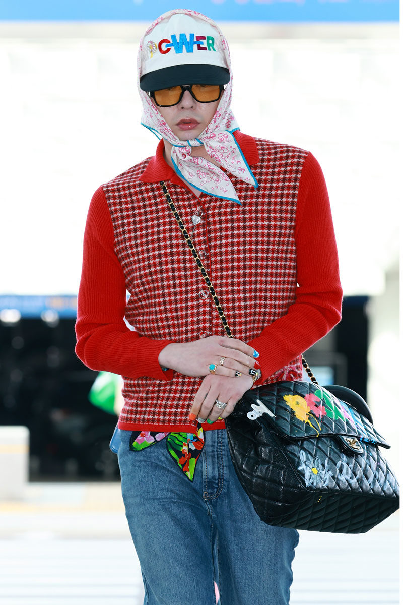 Ngại gì mưa, 4 outfit này vẫn sẽ giúp bạn đi xem G-Dragon vừa cool vừa mát- Ảnh 4.