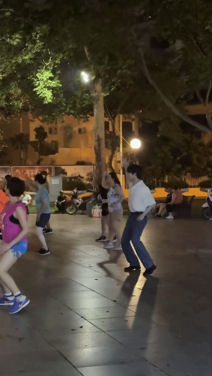 Nam idol Kpop tập dưỡng sinh giữa phố đi bộ, CL hào hứng tổng duyệt khi vừa đặt chân đến Việt Nam- Ảnh 4.