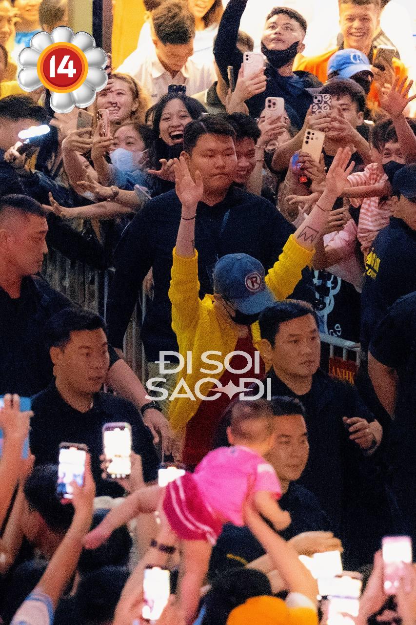 Chuyện khó tin về em bé 1 tuổi có kinh nghiệm đu idol 2 năm, nổi tiếng vì bức ảnh đón G-Dragon- Ảnh 1.