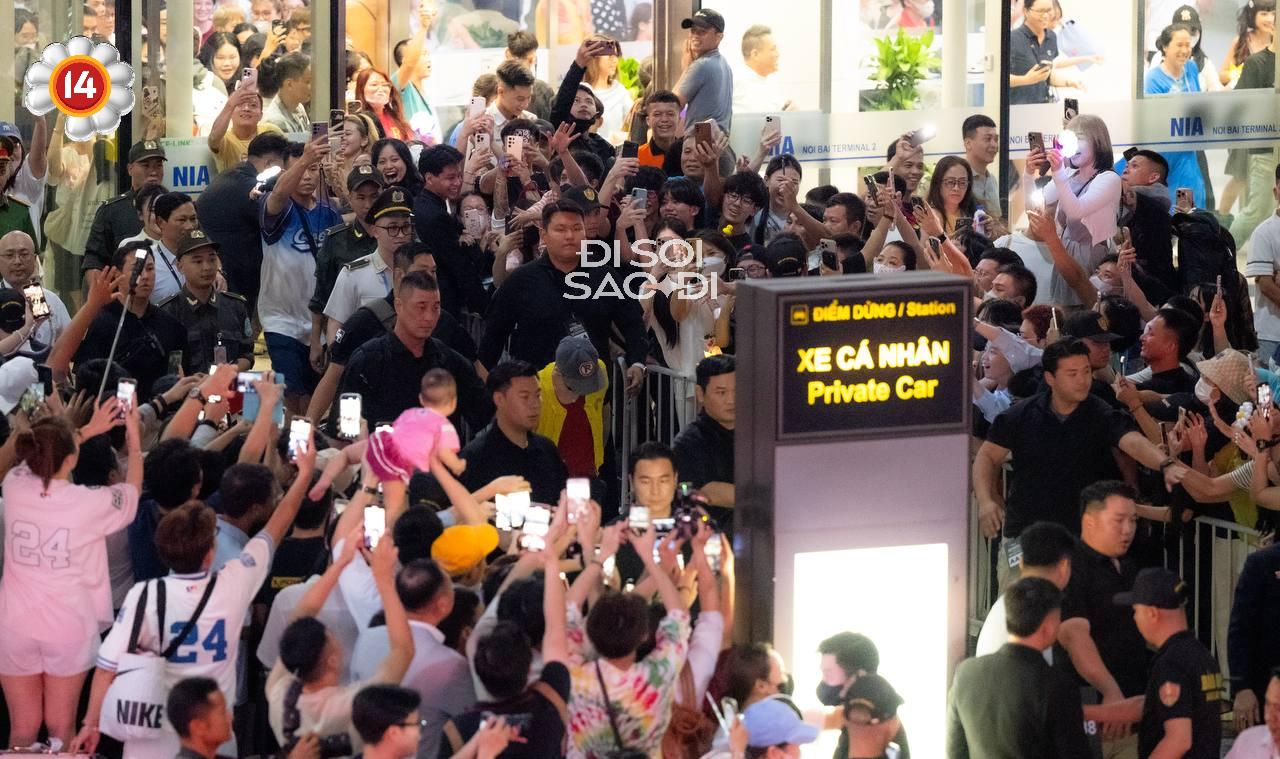 Chuyện khó tin về em bé 1 tuổi có kinh nghiệm đu idol 2 năm, nổi tiếng vì bức ảnh đón G-Dragon- Ảnh 2.