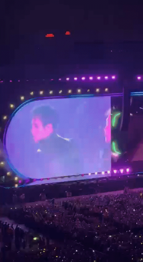 G-Dragon kết thúc set diễn chỉ vỏn vẹn 5 bài trong cơn mưa tầm tã, nhưng khiến hàng nghìn người tại Mỹ Đình sẽ mãi nhớ về ngày hôm nay!- Ảnh 47.