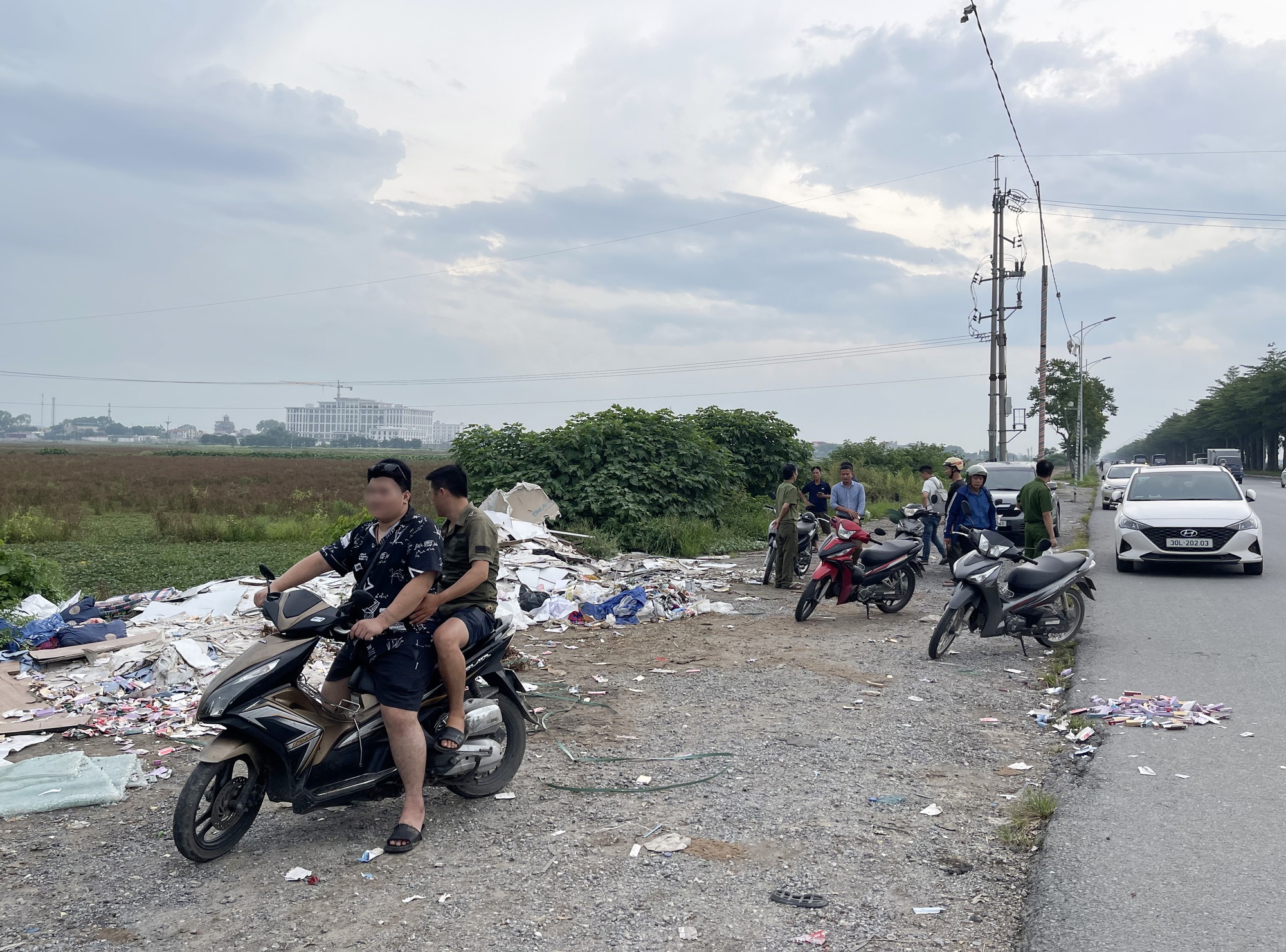 Hàng nghìn thỏi son bị đổ bỏ ven đường ở Hà Nội, người dân vô tư nhặt mang về dùng: "Nãy tôi dùng rồi, có sao đâu"- Ảnh 2.