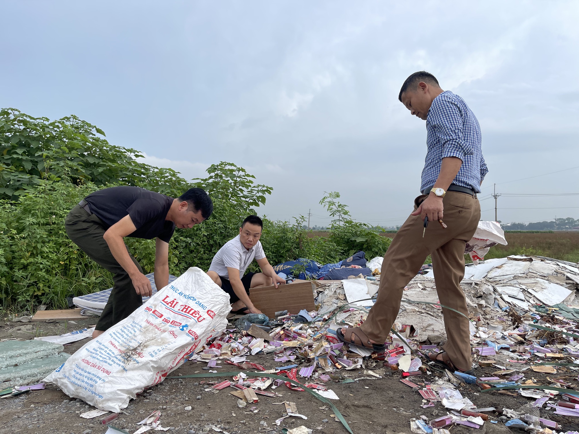 Hàng nghìn thỏi son bị đổ bỏ ven đường ở Hà Nội, người dân vô tư nhặt mang về dùng: "Nãy tôi dùng rồi, có sao đâu"- Ảnh 3.