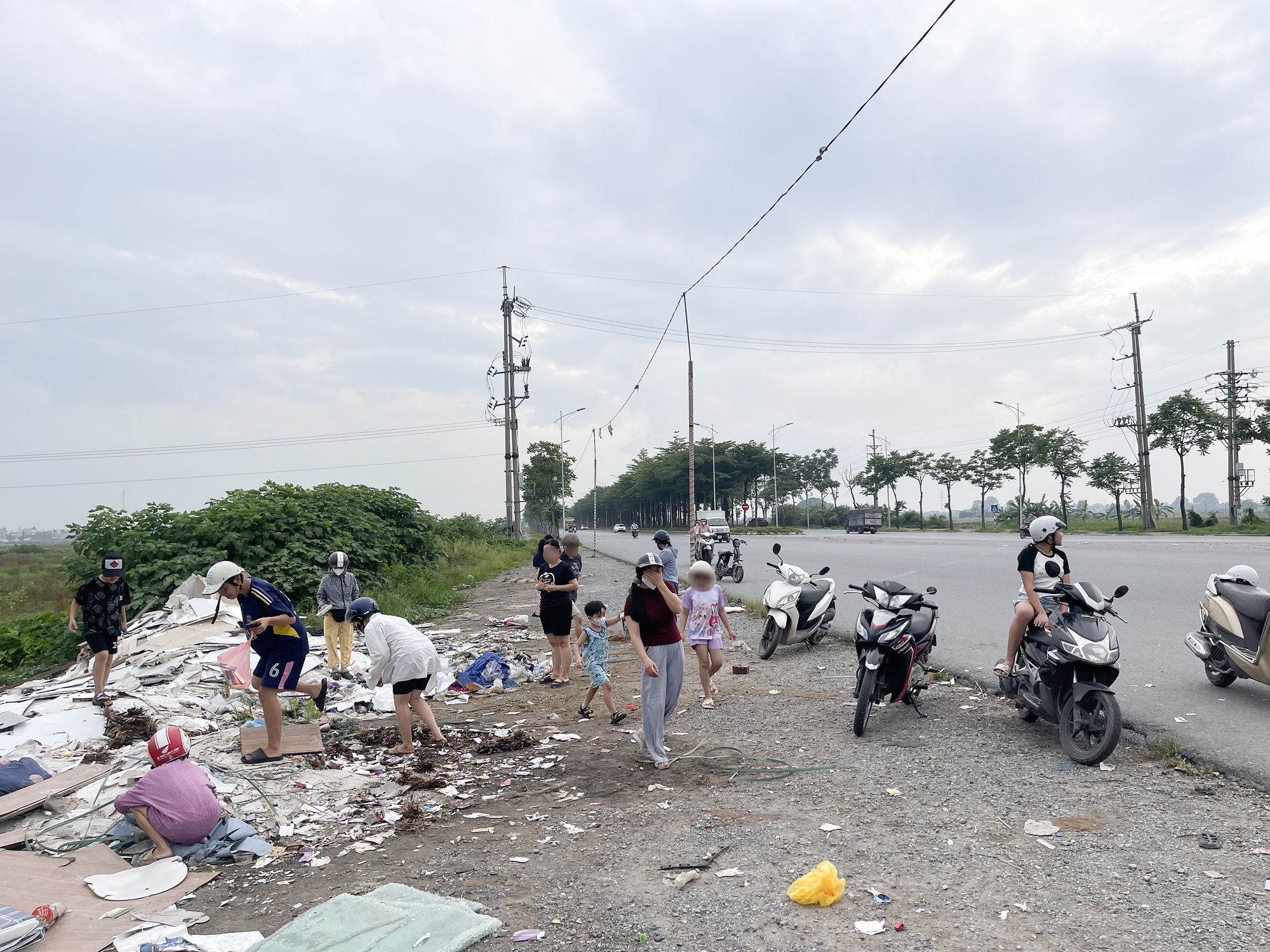 Hàng nghìn thỏi son bị đổ bỏ ven đường ở Hà Nội, người dân vô tư nhặt mang về dùng: "Nãy tôi dùng rồi, có sao đâu"- Ảnh 6.