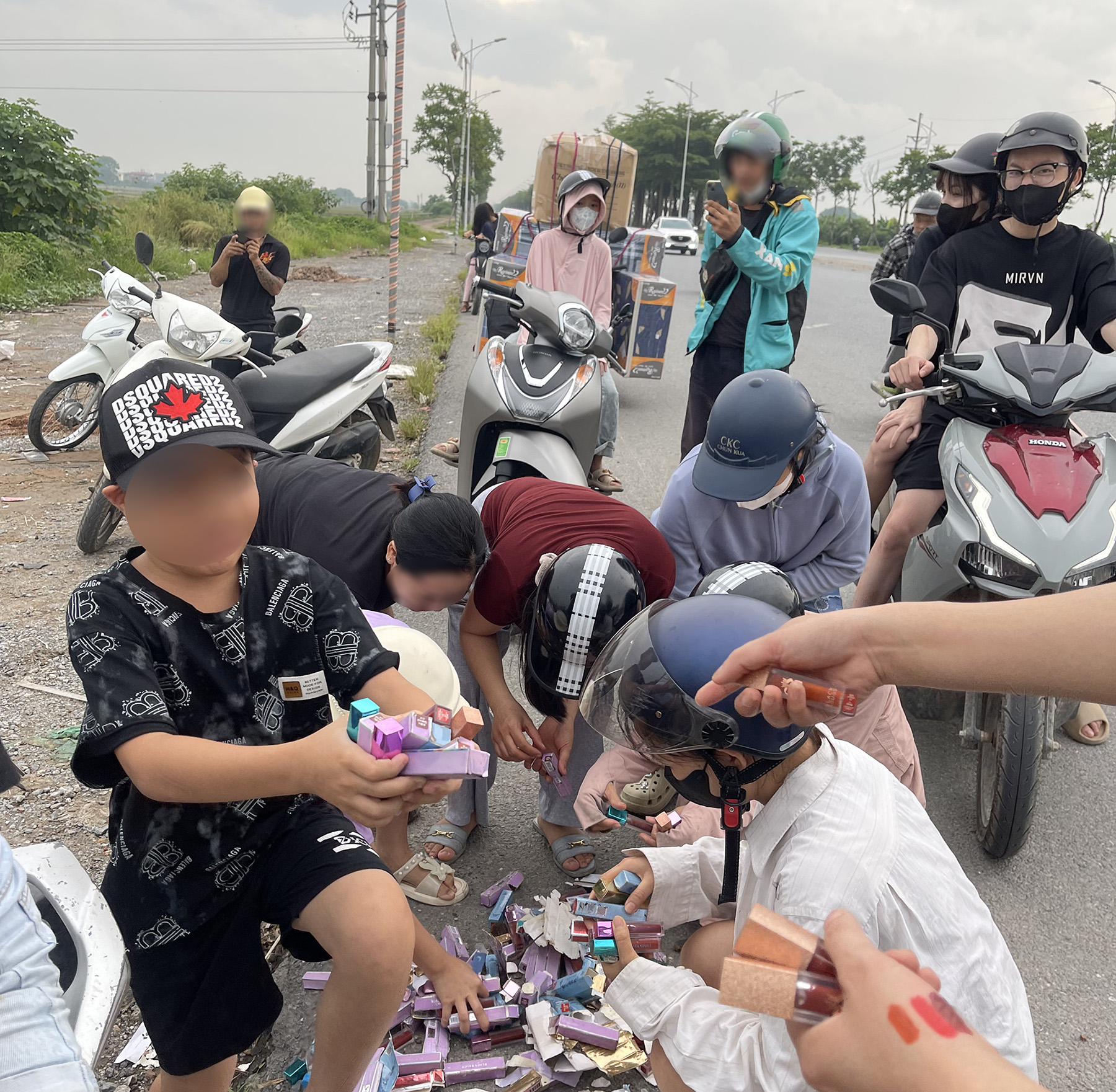 Hàng nghìn thỏi son bị đổ bỏ ven đường ở Hà Nội, người dân vô tư nhặt mang về dùng: "Nãy tôi dùng rồi, có sao đâu"- Ảnh 7.