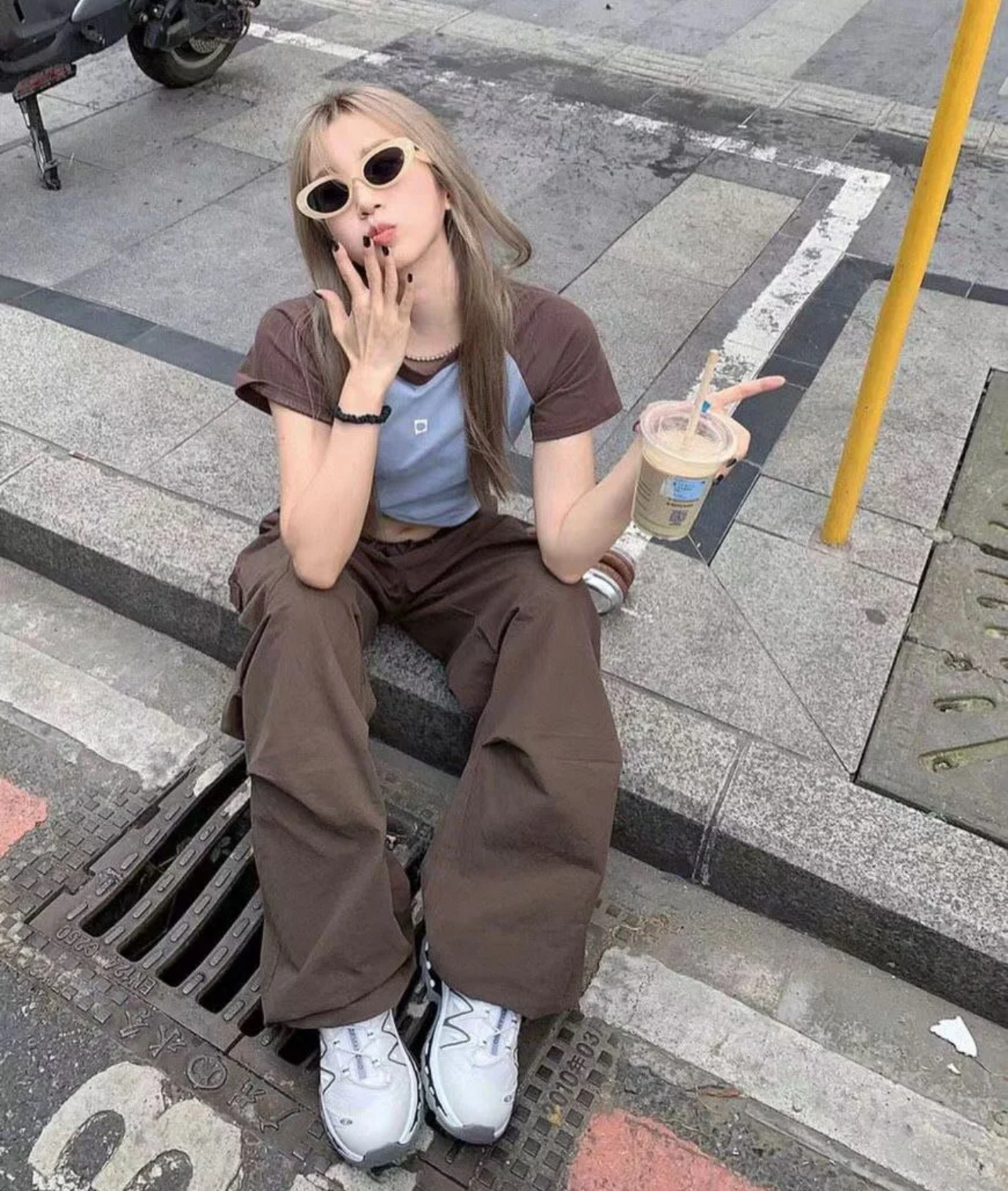 Ngại gì mưa, 4 outfit này vẫn sẽ giúp bạn đi xem G-Dragon vừa cool vừa mát- Ảnh 13.