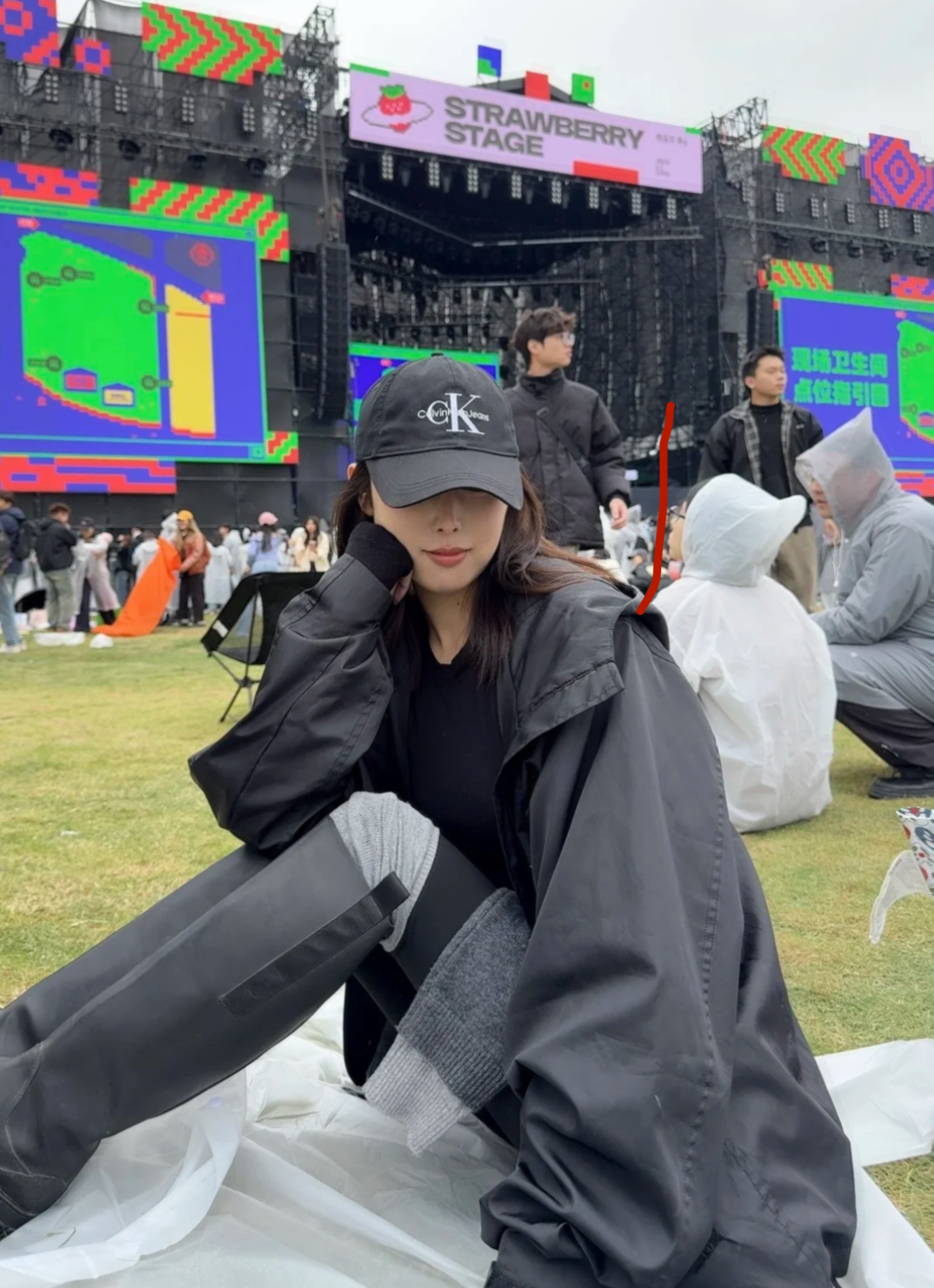 Ngại gì mưa, 4 outfit này vẫn sẽ giúp bạn đi xem G-Dragon vừa cool vừa mát- Ảnh 21.