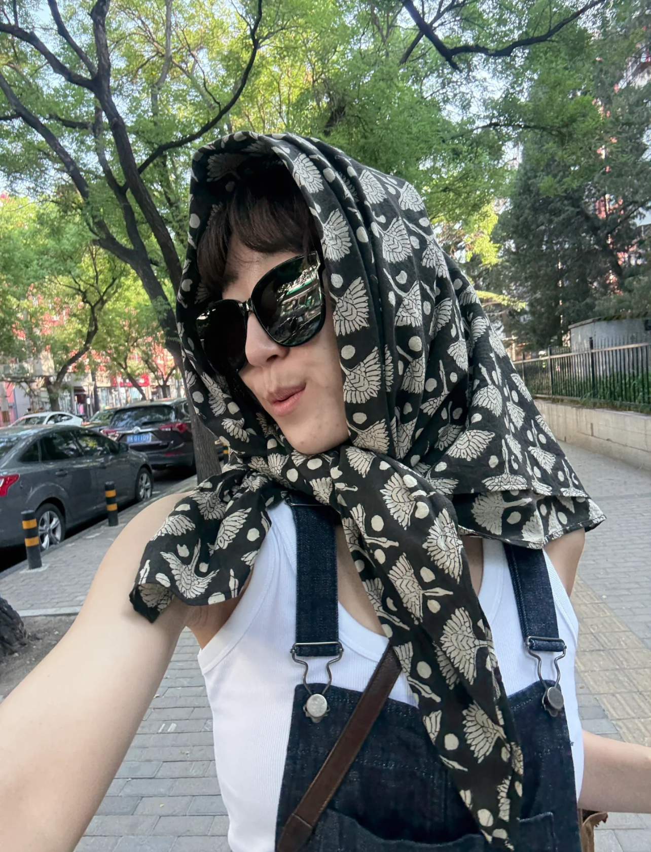 Ngại gì mưa, 4 outfit này vẫn sẽ giúp bạn đi xem G-Dragon vừa cool vừa mát- Ảnh 11.