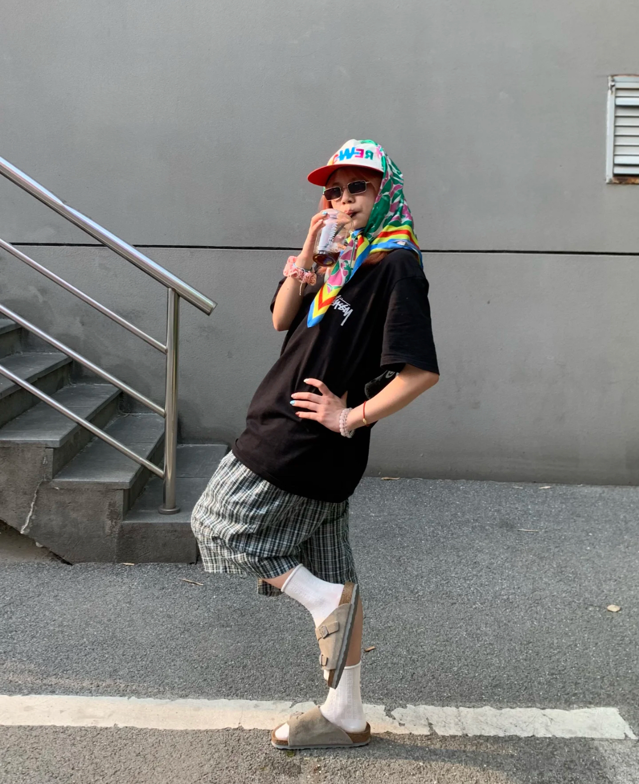 Ngại gì mưa, 4 outfit này vẫn sẽ giúp bạn đi xem G-Dragon vừa cool vừa mát- Ảnh 9.