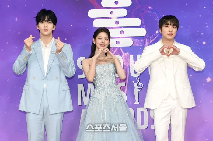 Thảm đỏ Seoul Music Awards: Nữ thần nhan sắc Miyeon (G)I-DLE đẹp phát sáng, 