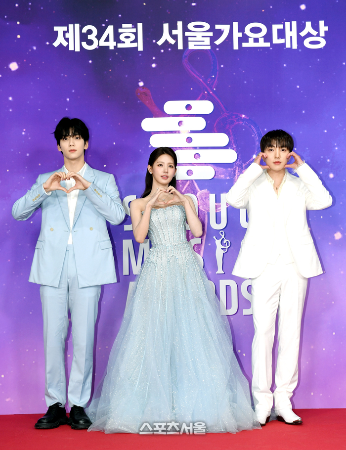 Thảm đỏ Seoul Music Awards: Nữ thần nhan sắc Miyeon (G)I-DLE đẹp phát sáng, 