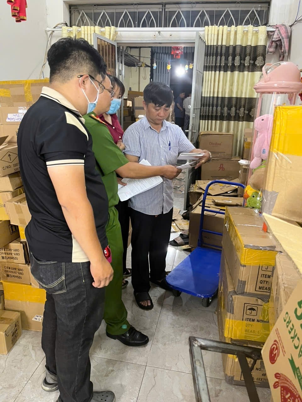 Loạt ảnh Công an TP HCM khám xét 3 địa điểm, bắt 7 người- Ảnh 5.