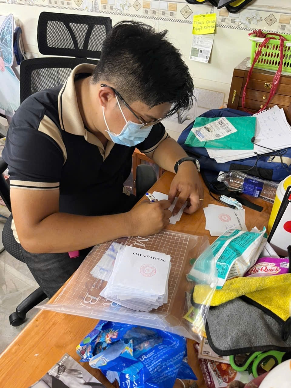 Loạt ảnh Công an TP HCM khám xét 3 địa điểm, bắt 7 người- Ảnh 6.