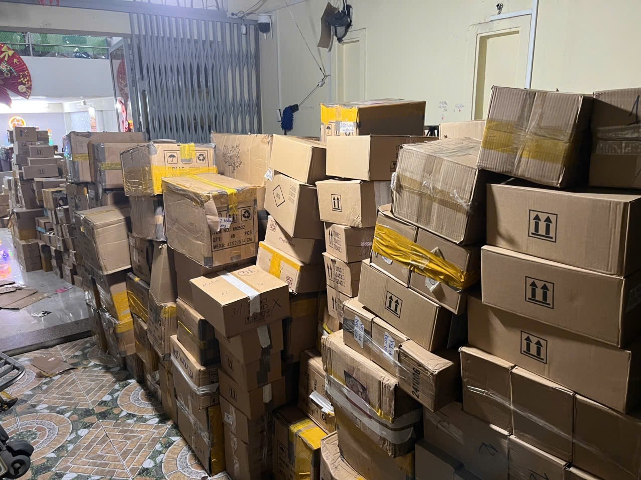 Loạt ảnh Công an TP HCM khám xét 3 địa điểm, bắt 7 người- Ảnh 3.