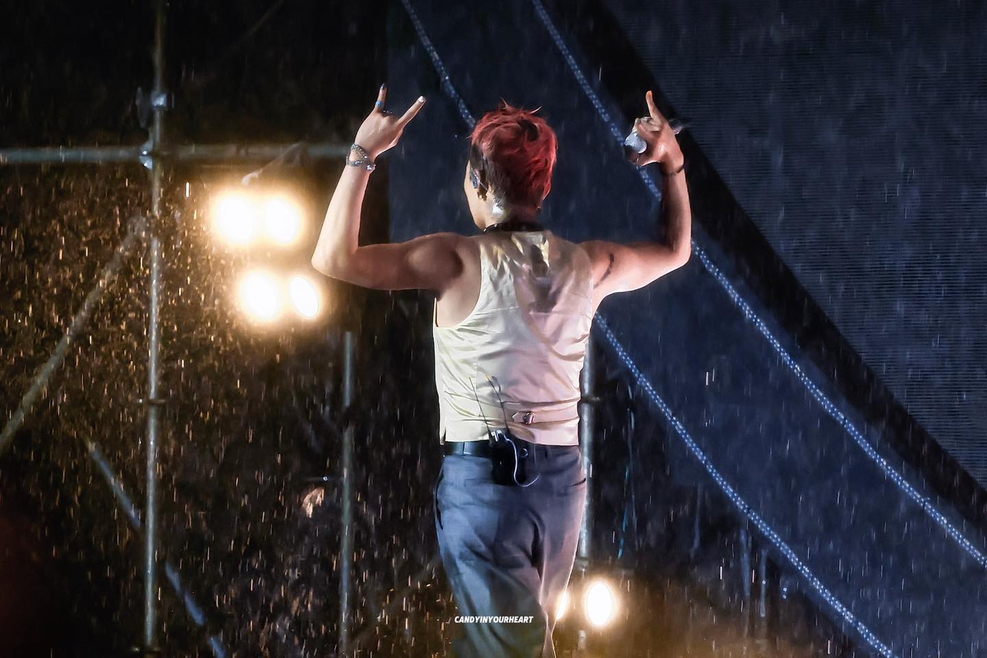 Chùm ảnh cực đẹp của G-Dragon trong đêm mưa gió Hà Nội khiến dân tình 