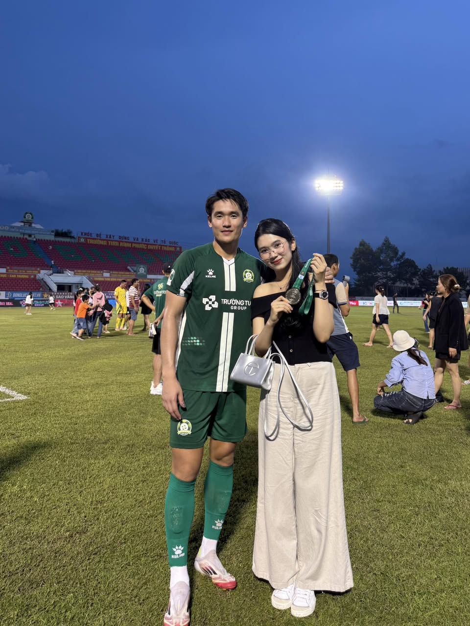Hotgirl ngân hàng tình tứ bên “nam thần” U23 Việt Nam, visual phát sáng, body mẹ bỉm vẫn đỉnh không kém thời son rỗi- Ảnh 1.