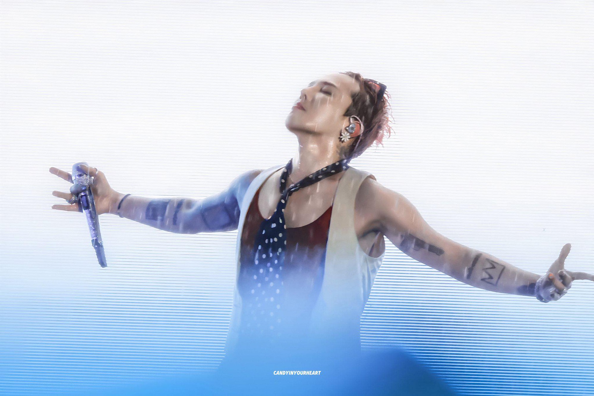 Chùm ảnh cực đẹp của G-Dragon trong đêm mưa gió Hà Nội khiến dân tình 