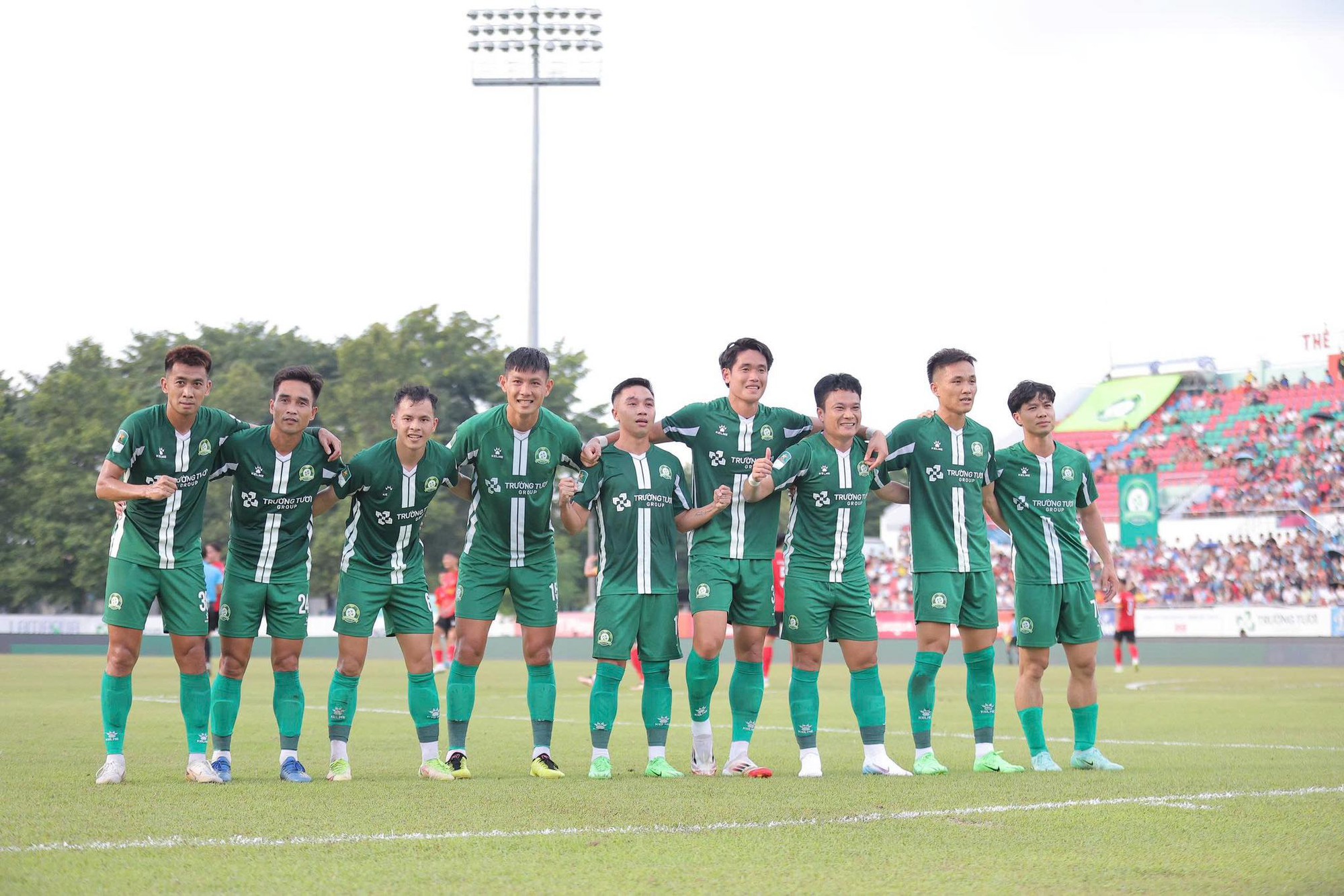 Công Phượng bỏ qua cơ hội giành Vua phá lưới, nhường đàn em sút quả penalty ấn định mùa giải- Ảnh 1. Công Phượng bỏ qua cơ hội giành Vua phá lưới, nhường đàn em sút quả penalty ấn định mùa giải- Ảnh 1.