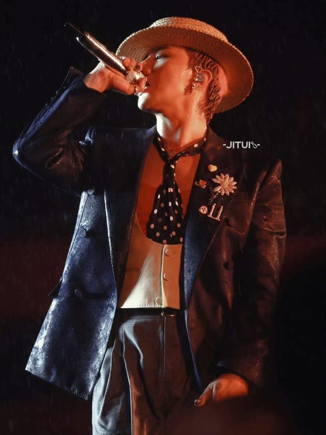 Chùm ảnh cực đẹp của G-Dragon trong đêm mưa gió Hà Nội khiến dân tình 
