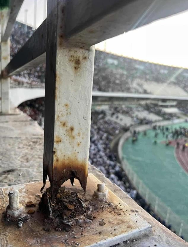 Sập rào chắn khán đài sân vận động ở Algeria khiến 3 người rơi từ trên xuống tử vong, hơn 70 người bị thương- Ảnh 2. Sập rào chắn khán đài sân vận động ở Algeria khiến 3 người rơi từ trên xuống tử vong, hơn 70 người bị thương- Ảnh 2.