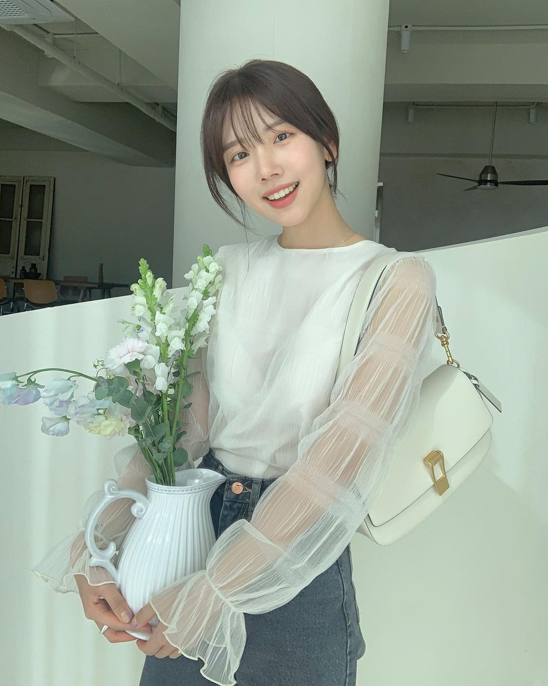 Lương 18 triệu nhưng tiêu hơn 140 triệu mỗi tháng, đổi lại là những bài đăng sang chảnh và nhiều khoản nợ- Ảnh 1.