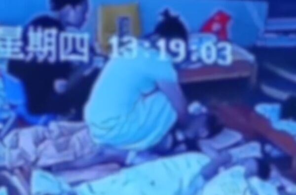 Giáo viên mầm non ngồi đè lên mặt học sinh để “dạy dỗ”, đoạn video từ camera an ninh gây phẫn nộ- Ảnh 1.