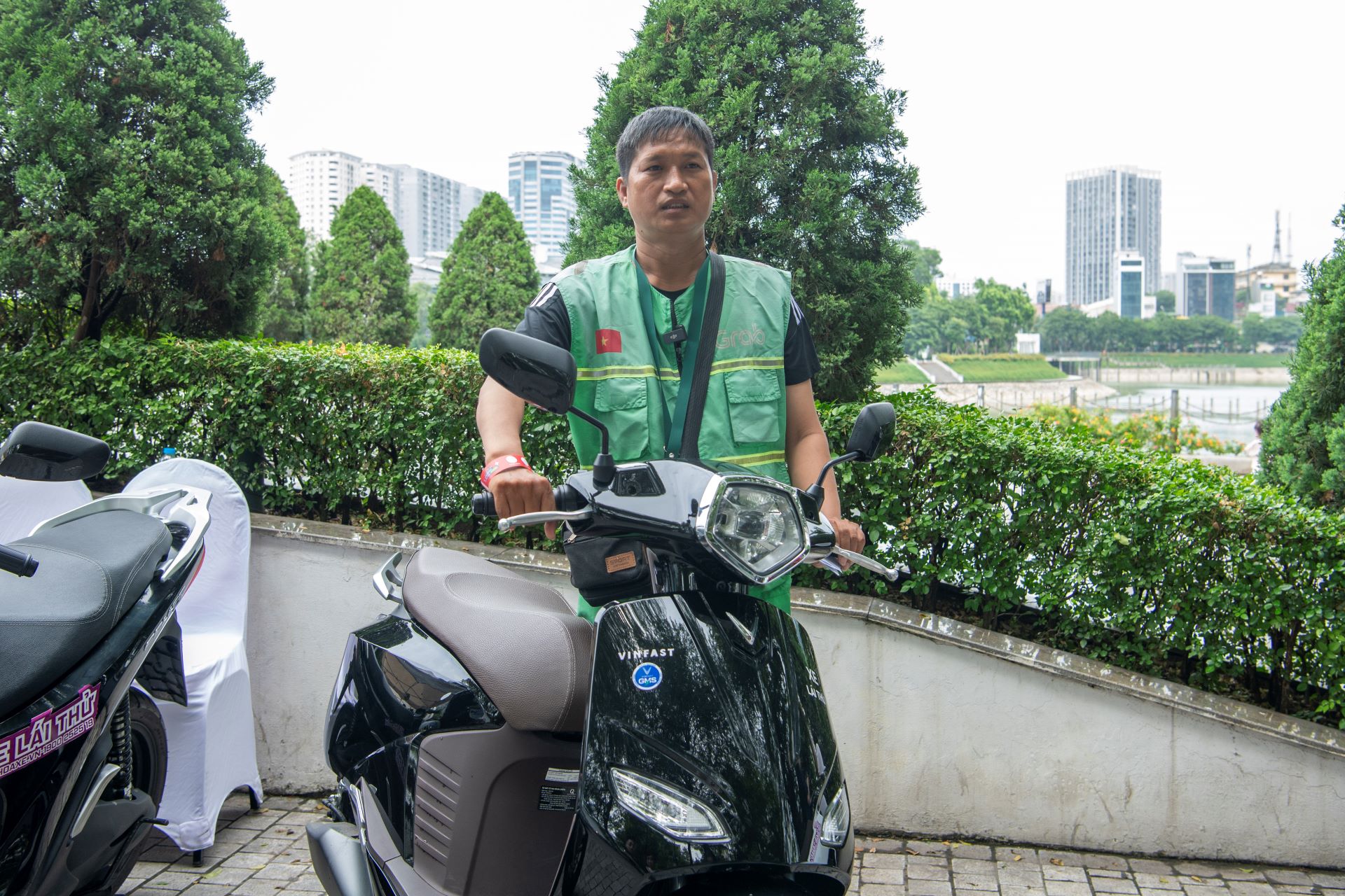 “Đổi xăng lấy điện” tại Hà Nội: Nhiều tài xế dịch vụ xuống tiền, chốt ngay xe máy VinFast- Ảnh 2.