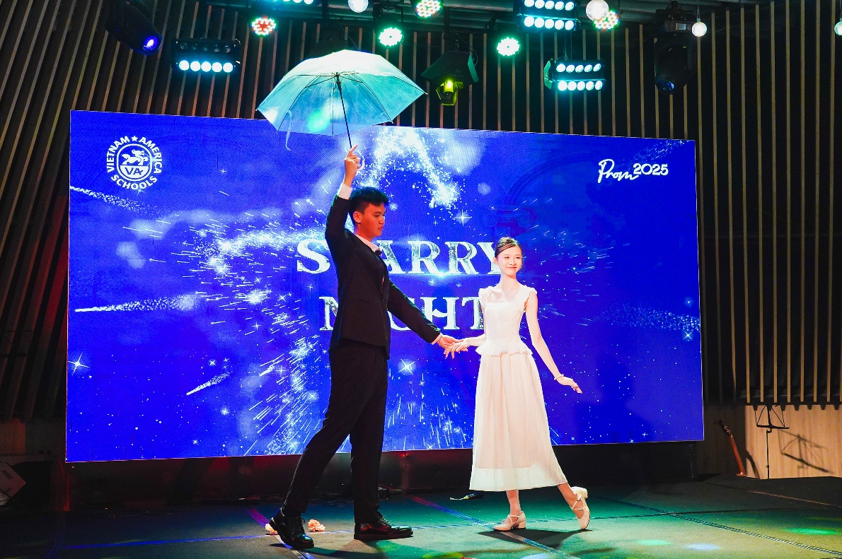Hệ thống Trường Việt Mỹ “gây sốt” với dạ tiệc "Starry Night" cực cháy: VAers ngỡ như các vì tinh tú trong một “Đêm đầy sao”!- Ảnh 3.