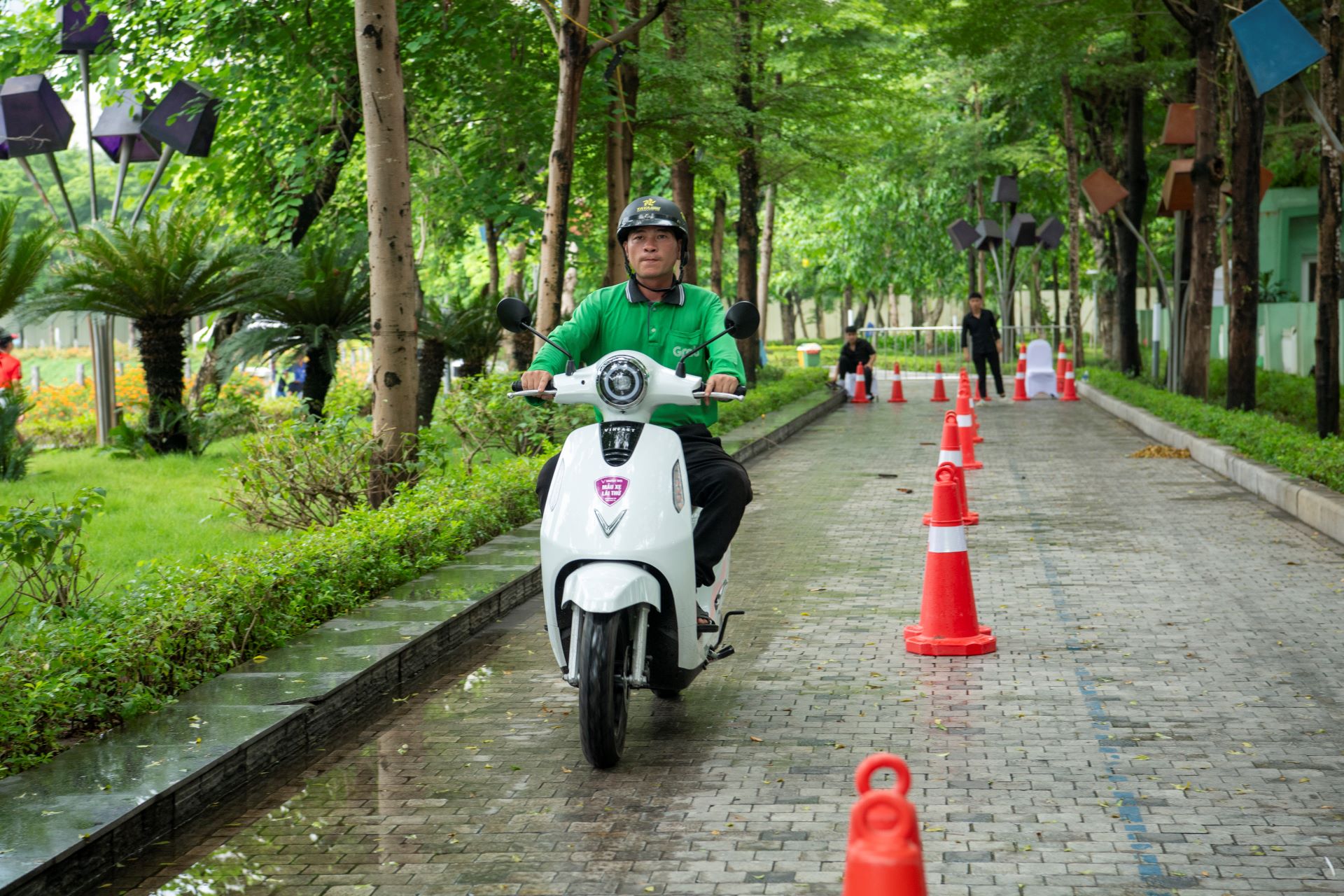 “Đổi xăng lấy điện” tại Hà Nội: Nhiều tài xế dịch vụ xuống tiền, chốt ngay xe máy VinFast- Ảnh 4.