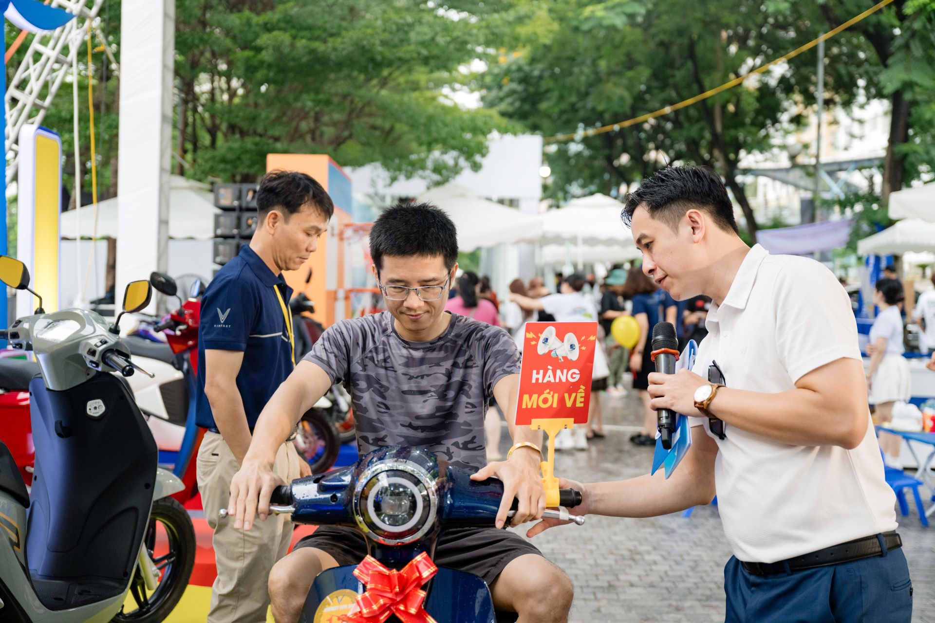 “Đổi xăng lấy điện” tại Hà Nội: Nhiều tài xế dịch vụ xuống tiền, chốt ngay xe máy VinFast- Ảnh 5.