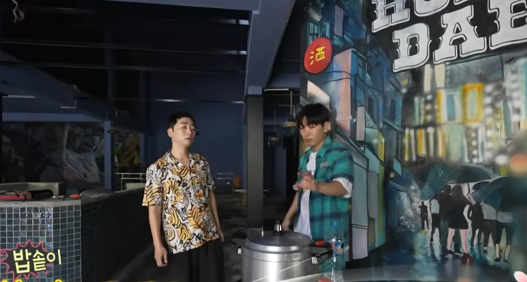 Sao Hàn viral chỉ nhờ đi xe buýt Việt Nam, đóng phim chục năm không hot bằng tới Quảng Ninh bán sườn- Ảnh 5. Sao Hàn viral chỉ nhờ đi xe buýt Việt Nam, đóng phim chục năm không hot bằng tới Quảng Ninh bán sườn- Ảnh 5.