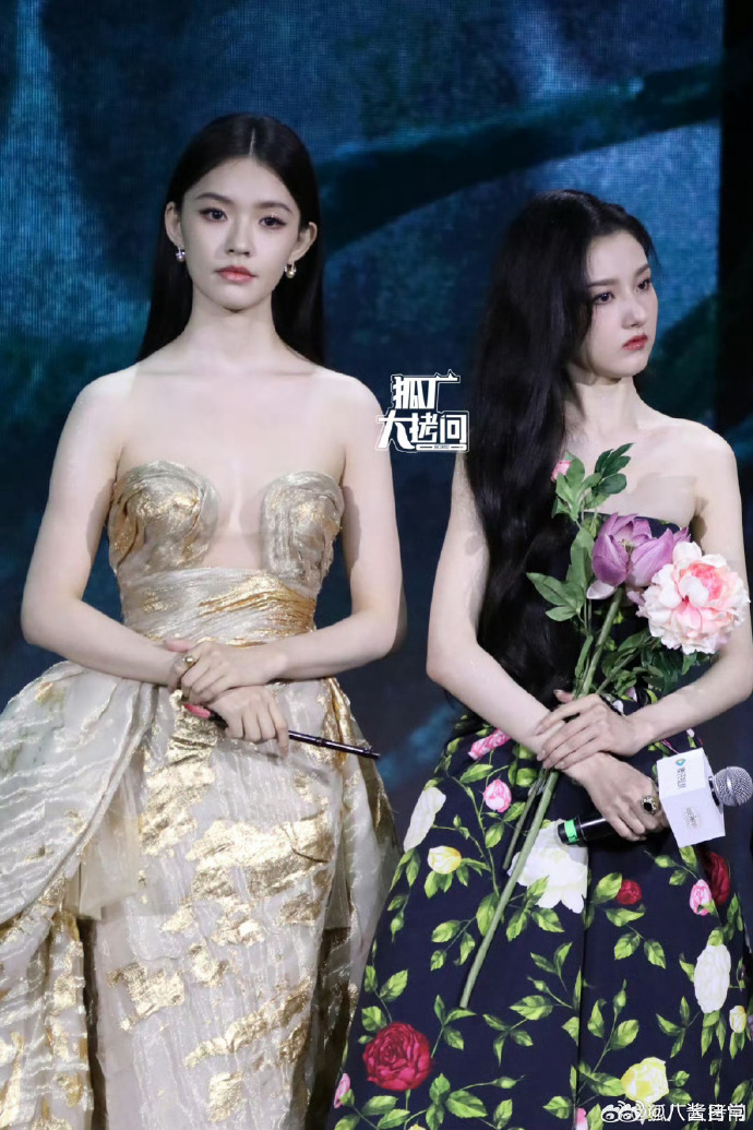 Siêu thảm đỏ hot nhất trưa nay: Nhiệt Ba 