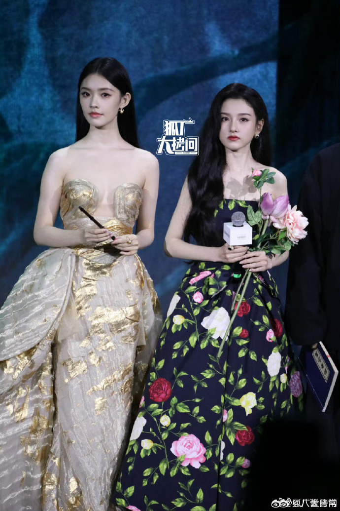 Siêu thảm đỏ hot nhất trưa nay: Nhiệt Ba 