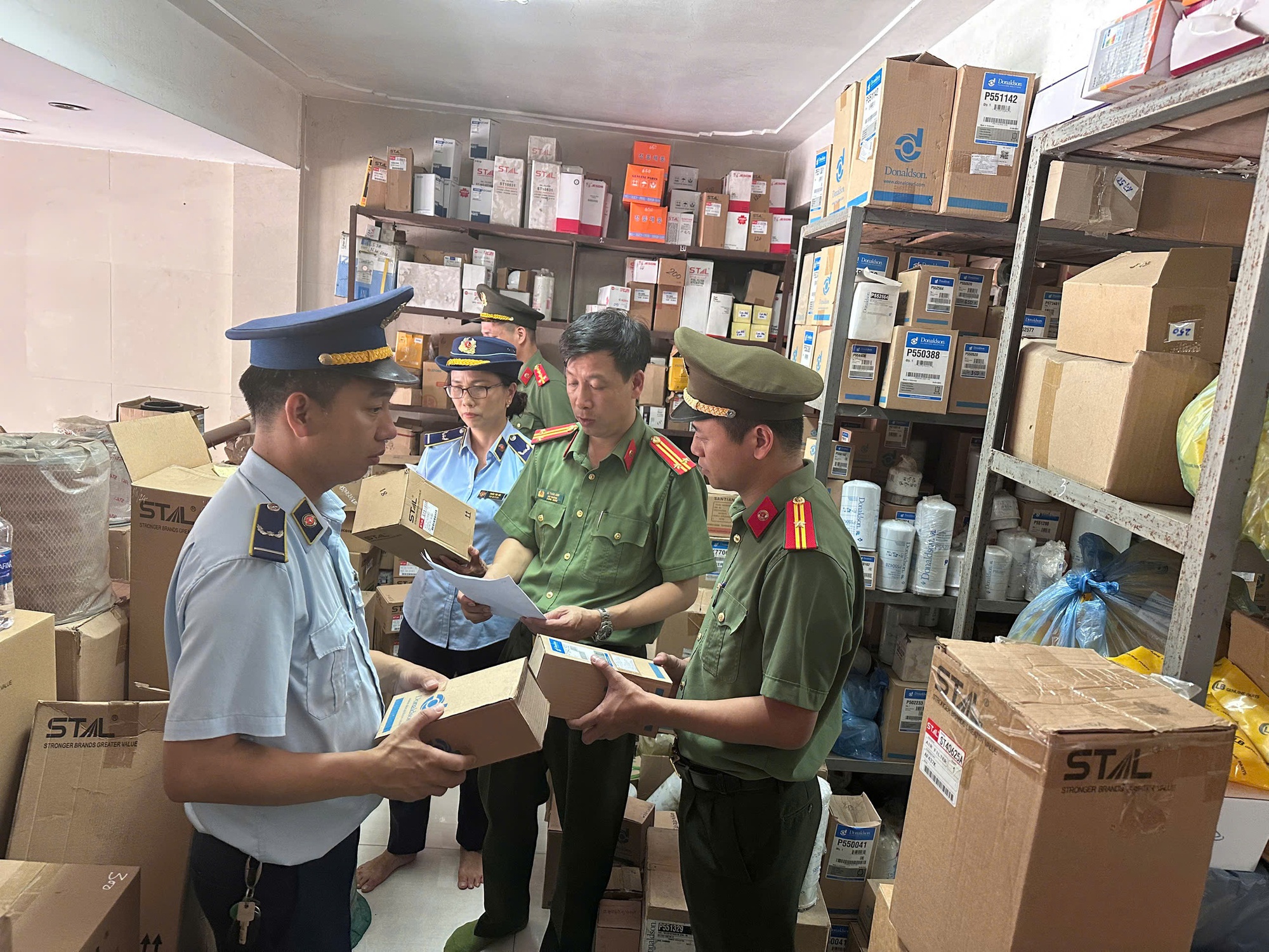 Cảnh sát bất ngờ kiểm tra một công ty- Ảnh 1.