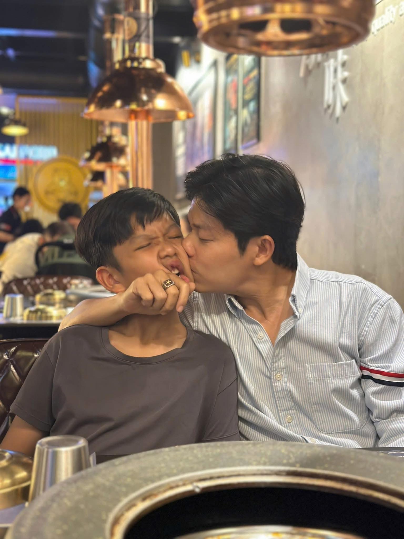 Chẳng mấy khi hot dad Nguyễn Văn Chung thể hiện cảm với con trai đến cỡ này, mà sao biểu cảm của bé Pu lại có vẻ 
