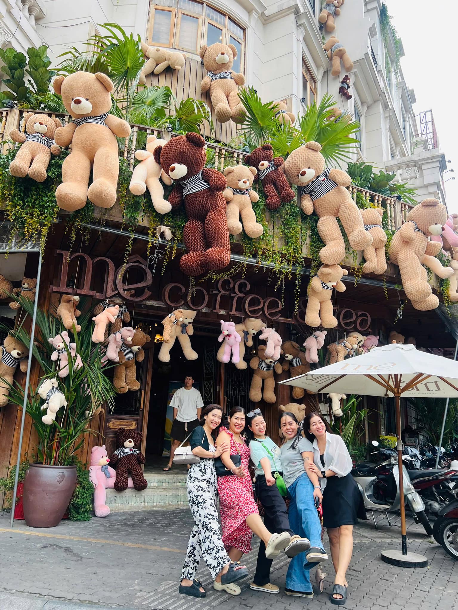 Chi nửa tỉ lắp 700 con gấu bông khắp mặt tiền, quán cà phê ở TP.HCM vẫn gây tranh cãi vì lý do này!- Ảnh 6.