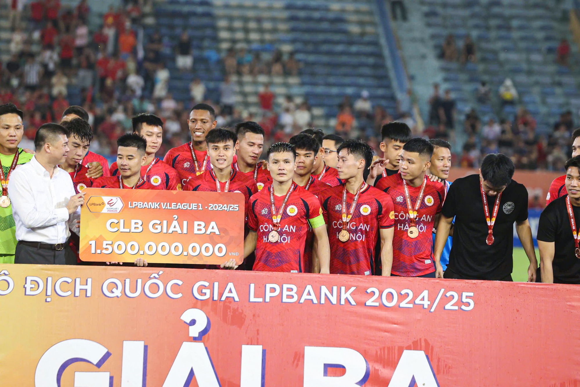 Chu Thanh Huyền cực tinh tế giúp Quang Hải mát mặt trên sân Hàng Đẫy, 