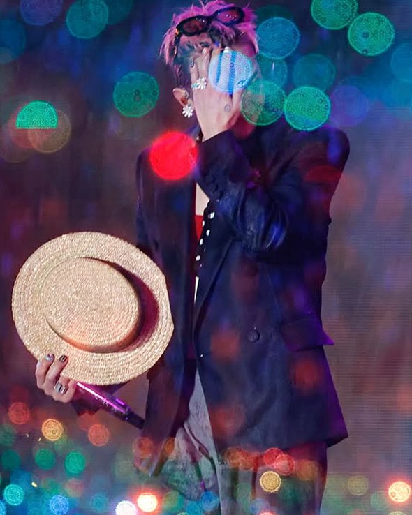 G-Dragon tự tay 