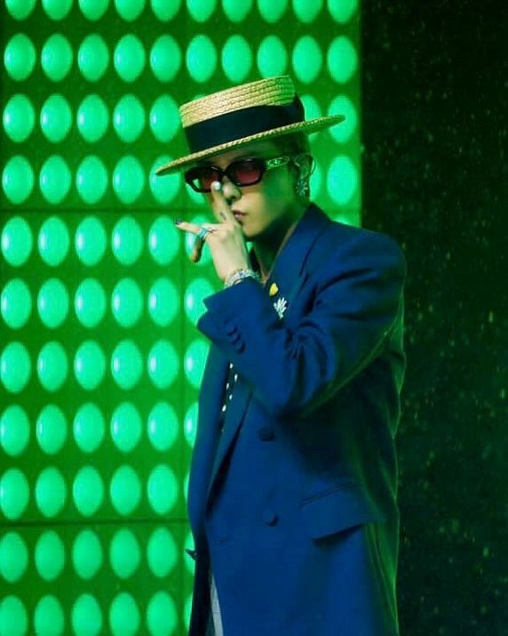 G-Dragon tự tay 