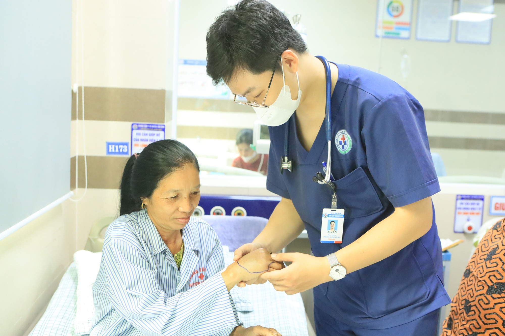 Ra chuồng gà vào buổi tối, người phụ nữ ở Phú Thọ phải đi cấp cứu với bàn tay sưng húp, đau nhức dữ dội- Ảnh 2.