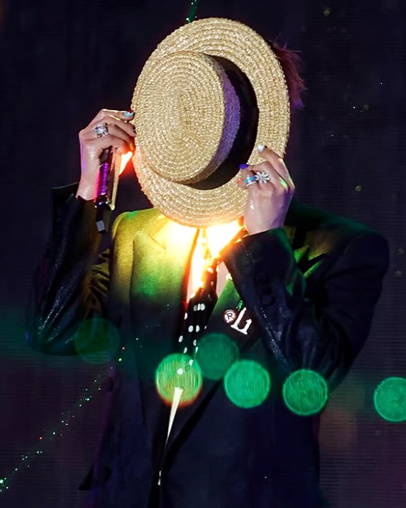 G-Dragon tự tay 