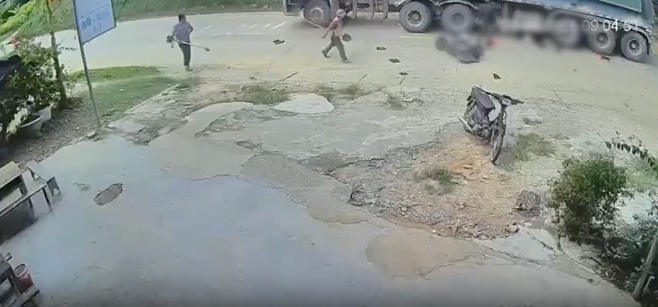 Kinh hoàng khoảnh khắc xe đạp điện chở 5 va chạm xe đầu kéo, 2 em nhỏ 15 tuổi và 3 tuổi tử vong tại chỗ- Ảnh 1.