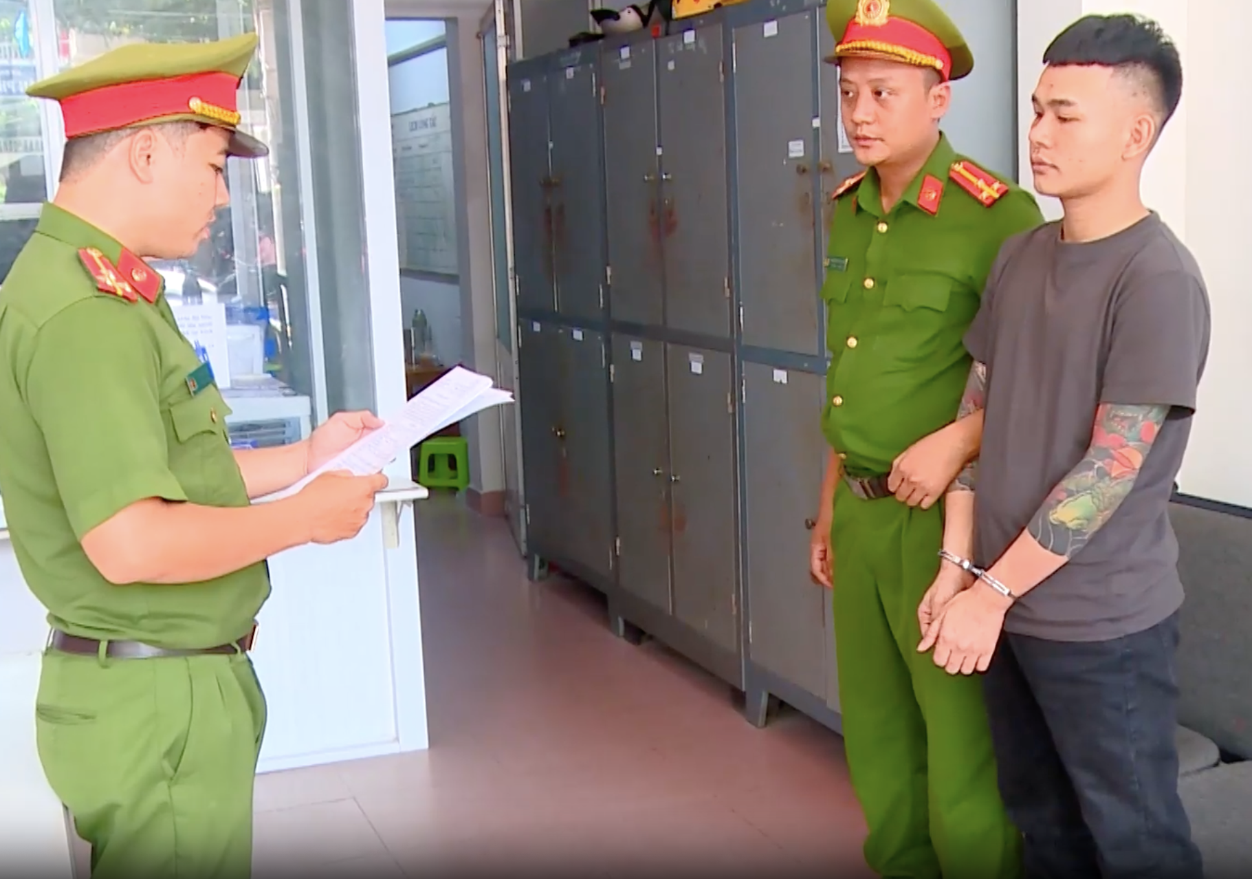 Tạm giữ đối tượng "xăm trổ" đánh điều dưỡng bệnh viện Khánh Hòa- Ảnh 2.