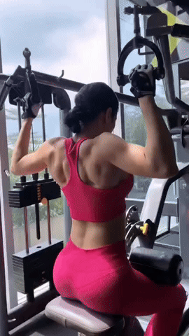 Angela Phương Trinh gây choáng với cơ lưng như lực sĩ, khoảnh khắc quay mặt lại còn khiến netizen 